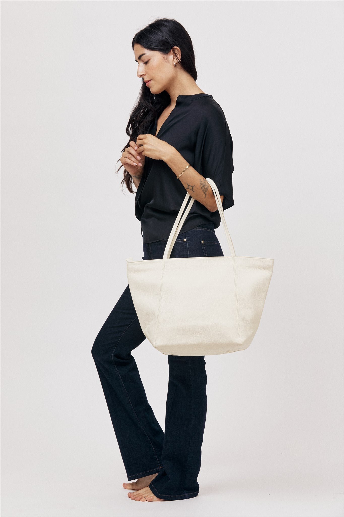 Vienna Classic Zipper Tote - Image 4