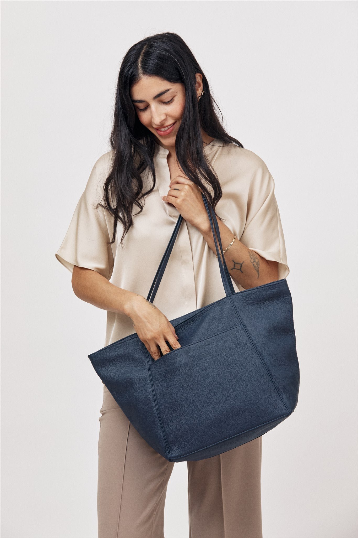 Vienna Classic Zipper Tote - Image 2