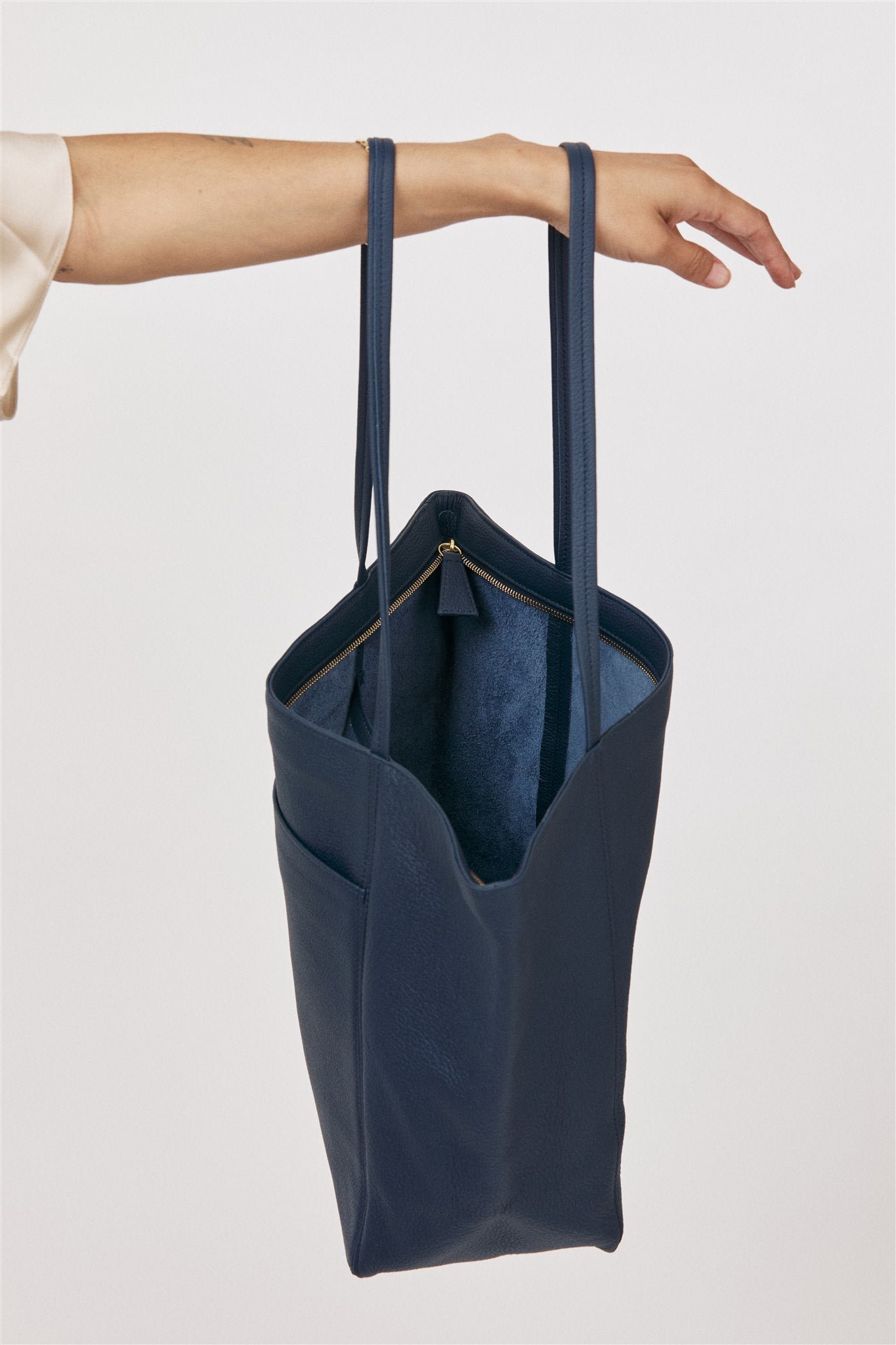 Vienna Classic Zipper Tote - Image 3